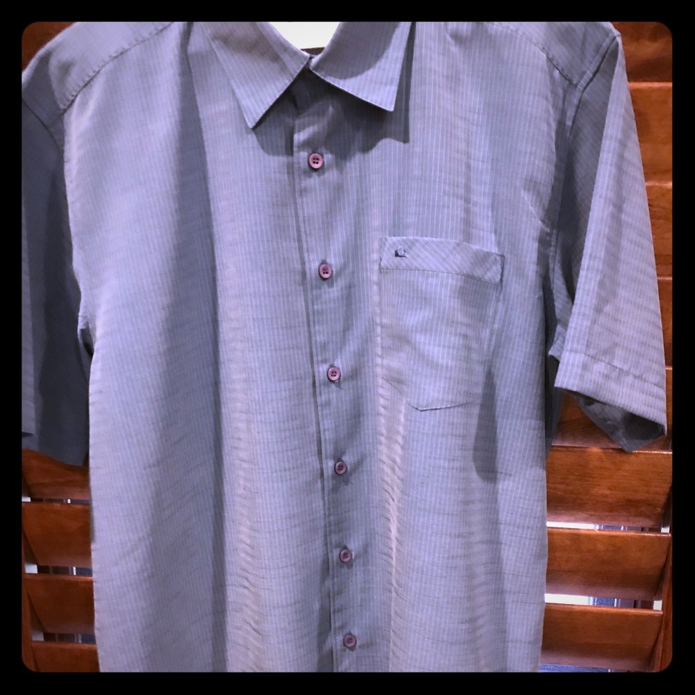 Men’s Quiksilver Blue Short Sleeve Button Down. M
